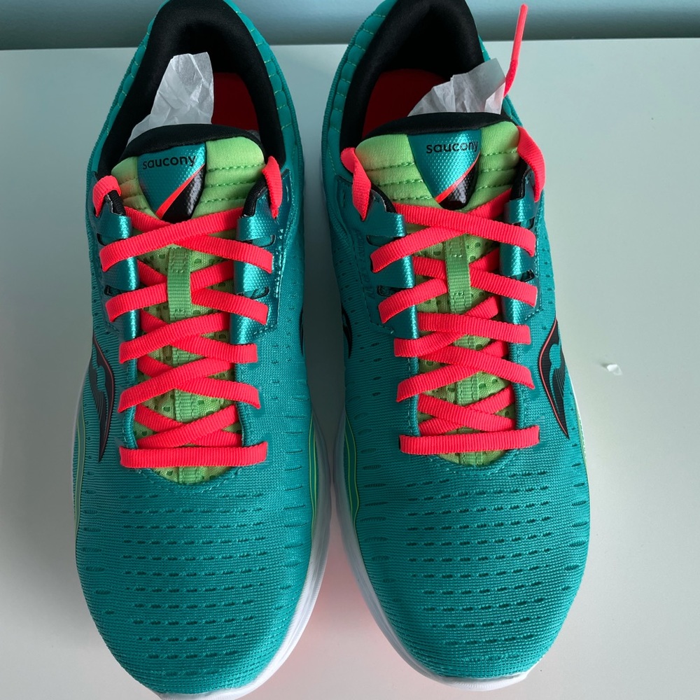 Saucony Kinvara 11 shoes brand new in box size 9.5